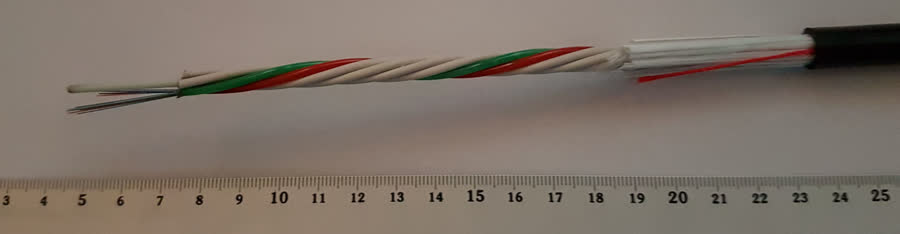Extremo de un cable de fibra óptica con sus hilos de vidrio visibles.