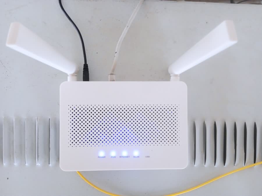 Router doméstico con antenas y luces indicadoras encendidas.