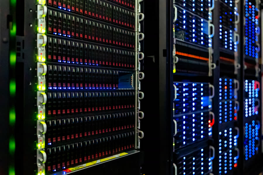 Sala de servidores de un centro de datos: filas de racks con equipos conectados.